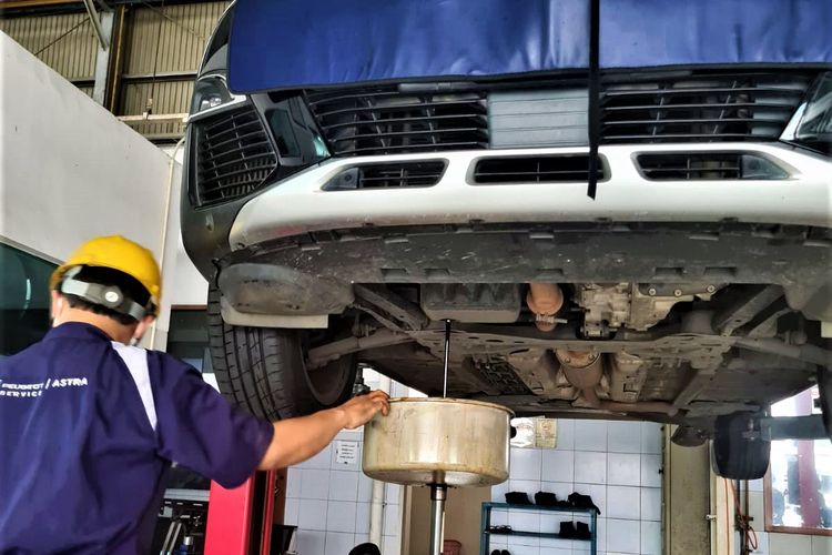 Waktu atau Jarak, Mana yang Tepat Dijadikan Acuan Ganti Oli Mobil? Kapan Waktu Yang Tepat Untuk Ganti Oli Mobil