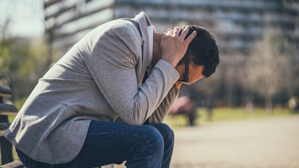 Serangan Panik - Gejala, Penyebab, dan Pengobatan | Halodoc Apa Yang Harus Dilakukan Saat Serangan Panik Mendadak Terjadi